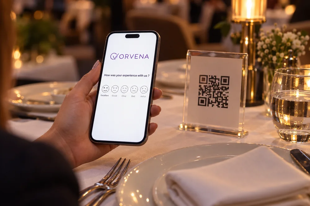 Restaurantbesucherin scannt einen QR-Code auf dem Tisch und beantwortet auf ihrem Smartphone eine Smiley-Umfrage mit nur einer Frage